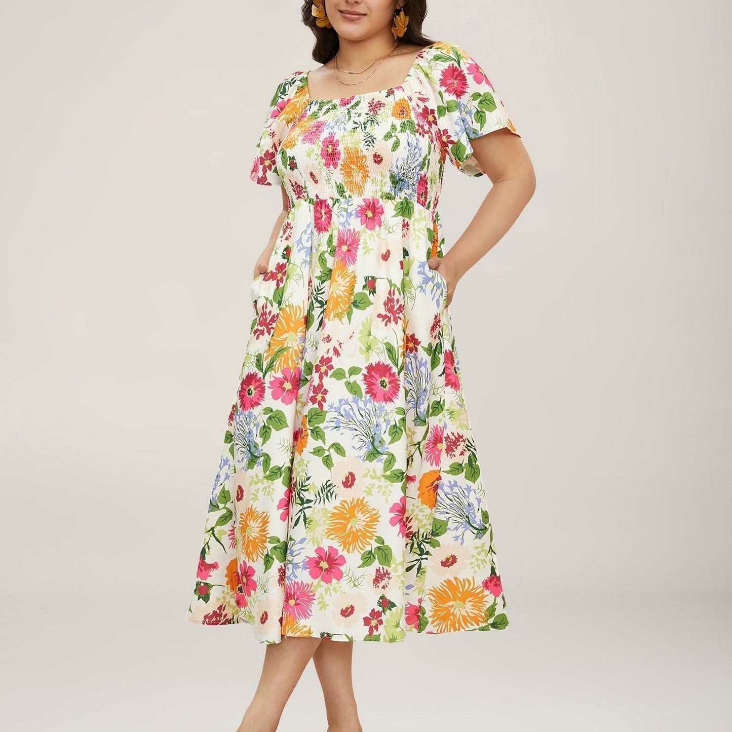 🌸👗 Virágmintás midi ruha, smockolt négyzet alakú nyakkivágással és zsebekkel